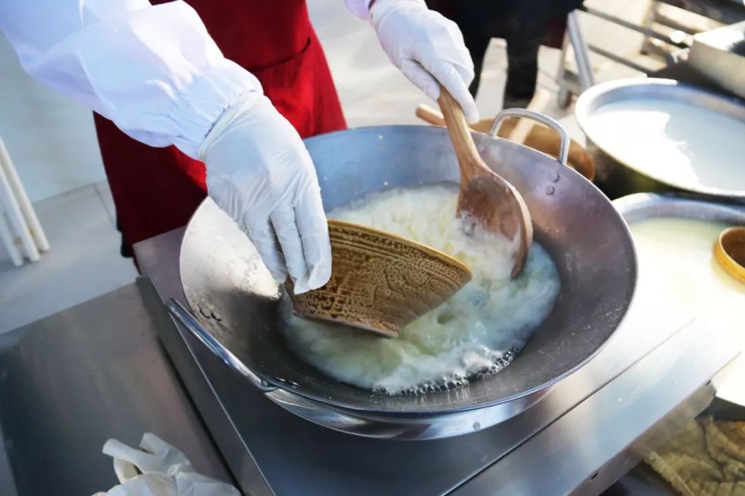 16斤鲜奶只出1斤乳扇,丽江也有自己的乳扇加工厂啦!只有1%的丽江人知道!