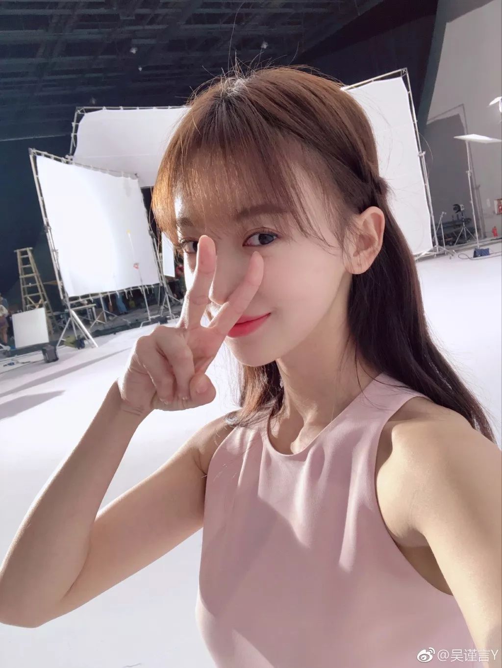 今冬流行发色短发黑茶色,今冬17-18岁流行发色