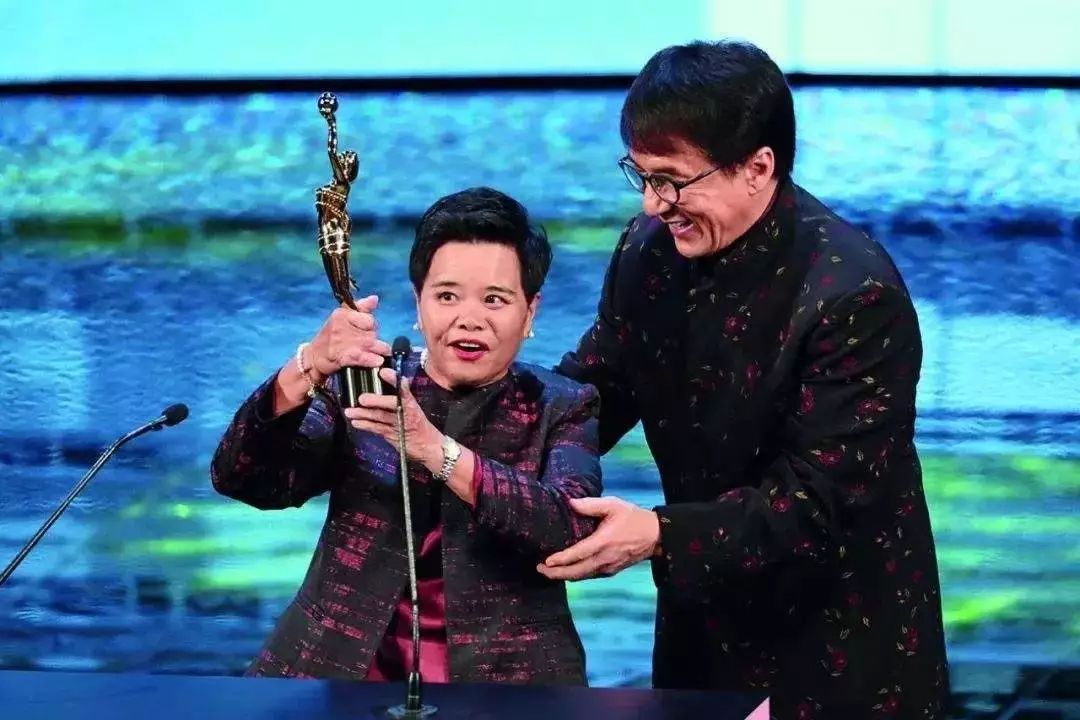 与马云一起敲钟的快递小哥,阿里上市敲钟的快递员励志演讲