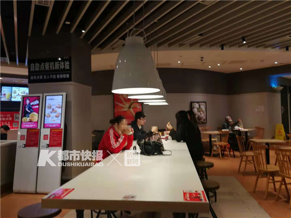 她是谁?为什么肚子这么大了,还经常在这家肯德基过夜?从不点单,都捡别人剩下的