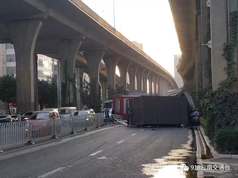 云南昭通二环路货车侧翻,昆明官南大道货车侧翻
