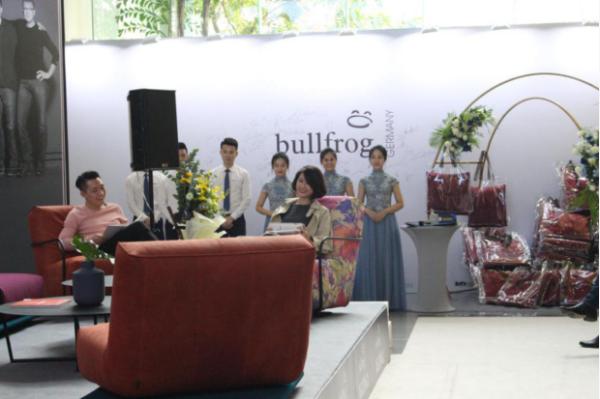 品胜家居工厂店正在直播,品胜德国牛蛙综合体验馆