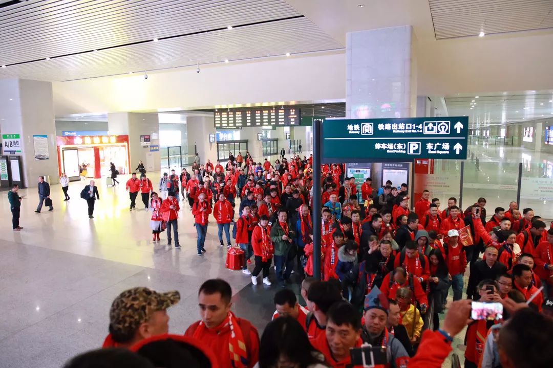 雄起！坐着定制动车专列去看球，这届球迷也太厉害了吧？！