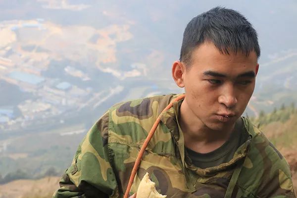 扫雷兵牺牲催泪视频,扫雷战士感动瞬间