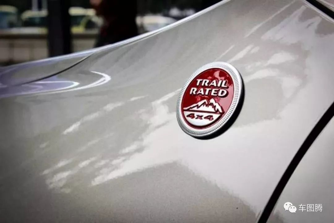 jeep自由光新车落地价,jeep自由光20172.4l领先智能版配置