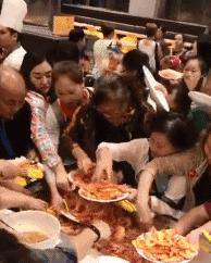 中国大爷深藏不露的视频,大爷无处安放的退休金