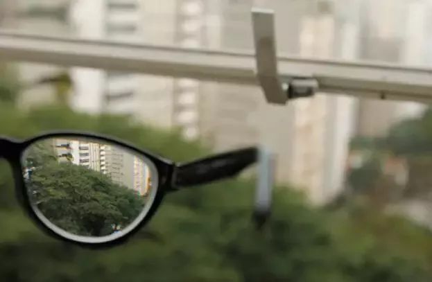 “眼镜儿”们的福利来啦！小编全程直播“全飞秒”激光近视手术！