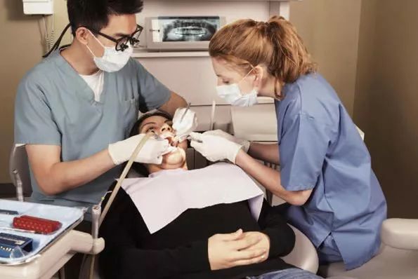 拔牙后两小时后可以吃稀饭吗,拔牙十二小时后可以吃干饭吗