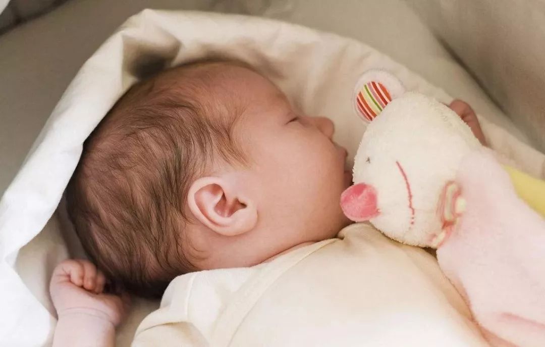 肠胀气哭闹妈妈崩溃,吐奶和肠绞痛