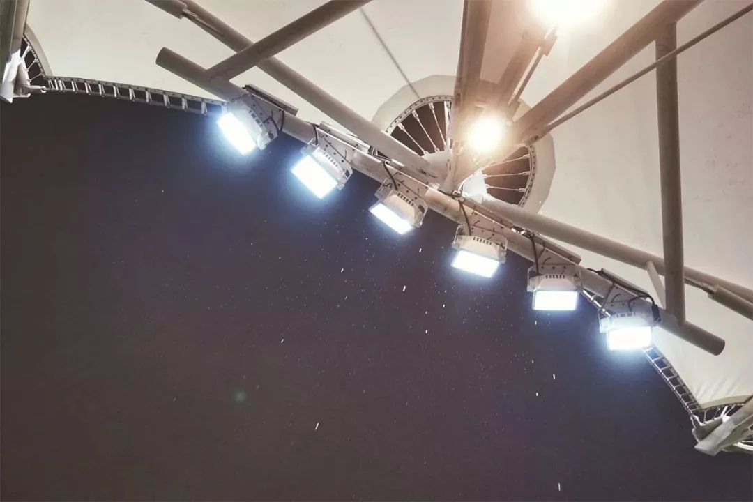 在浮华都市共赴一场盛大球赛，只要一样的球衣