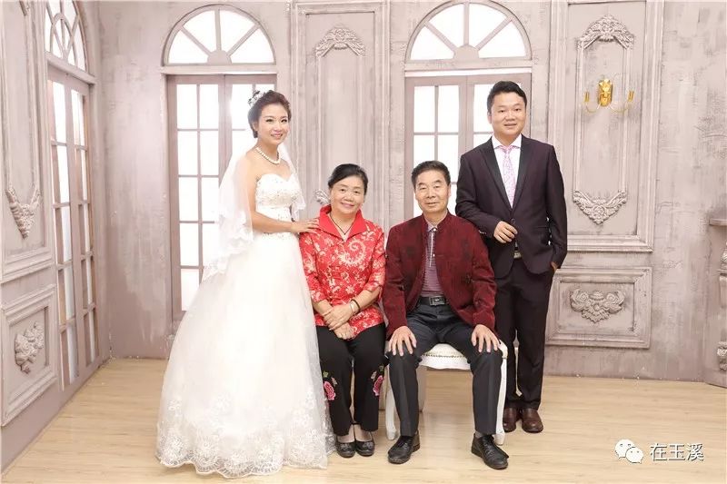 老照片里的故事合集,全家福老照片的故事