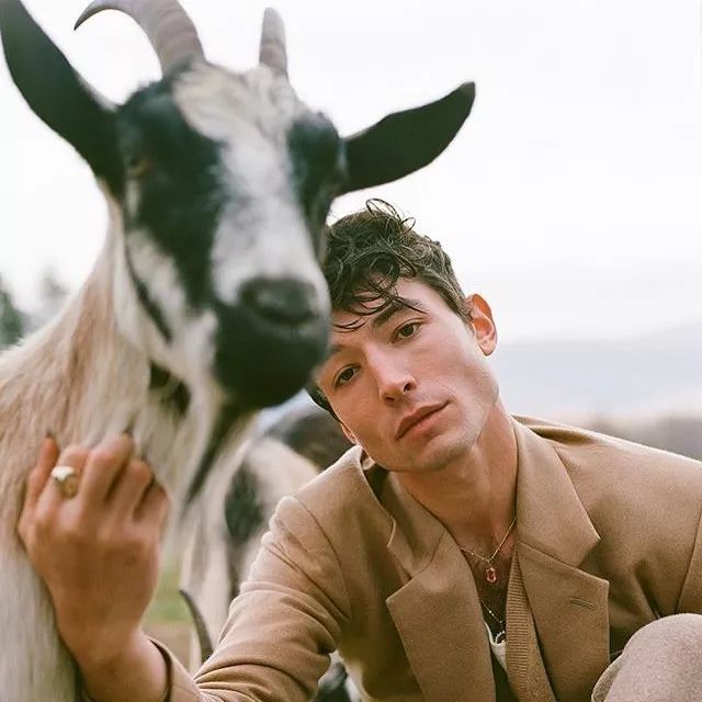 除了登上《Playboy》，“默然者”Ezra还是男女通杀的Fashionicon