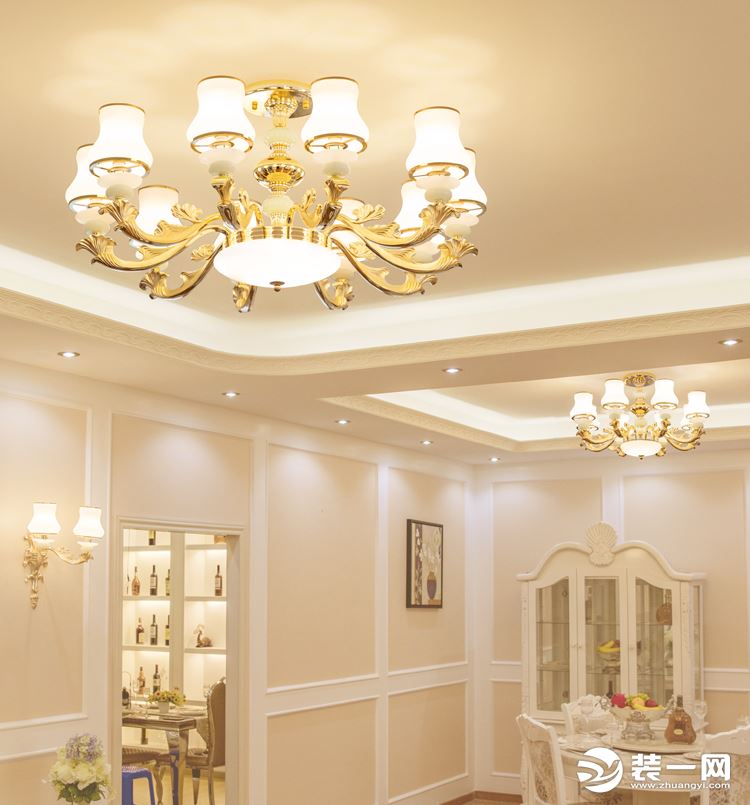 客厅吊灯啥样的好看又实惠简单,客厅简约明亮吊灯