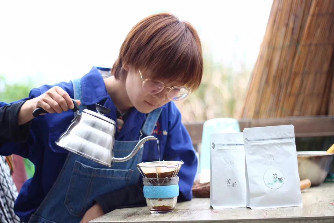 那个开着旅行咖啡车的女孩，暂别荒野重返都市