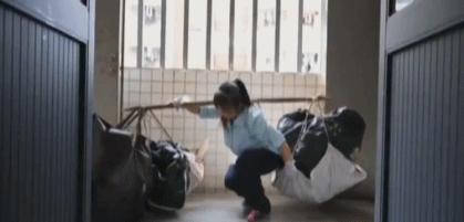 又一“扫地僧”火了！保洁阿姨3D黑板报惊艳全网