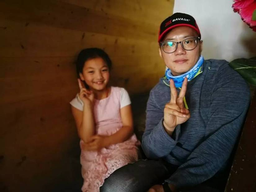 95后妹子赤脚徒步贡嘎山，惊人壮举感动所有人