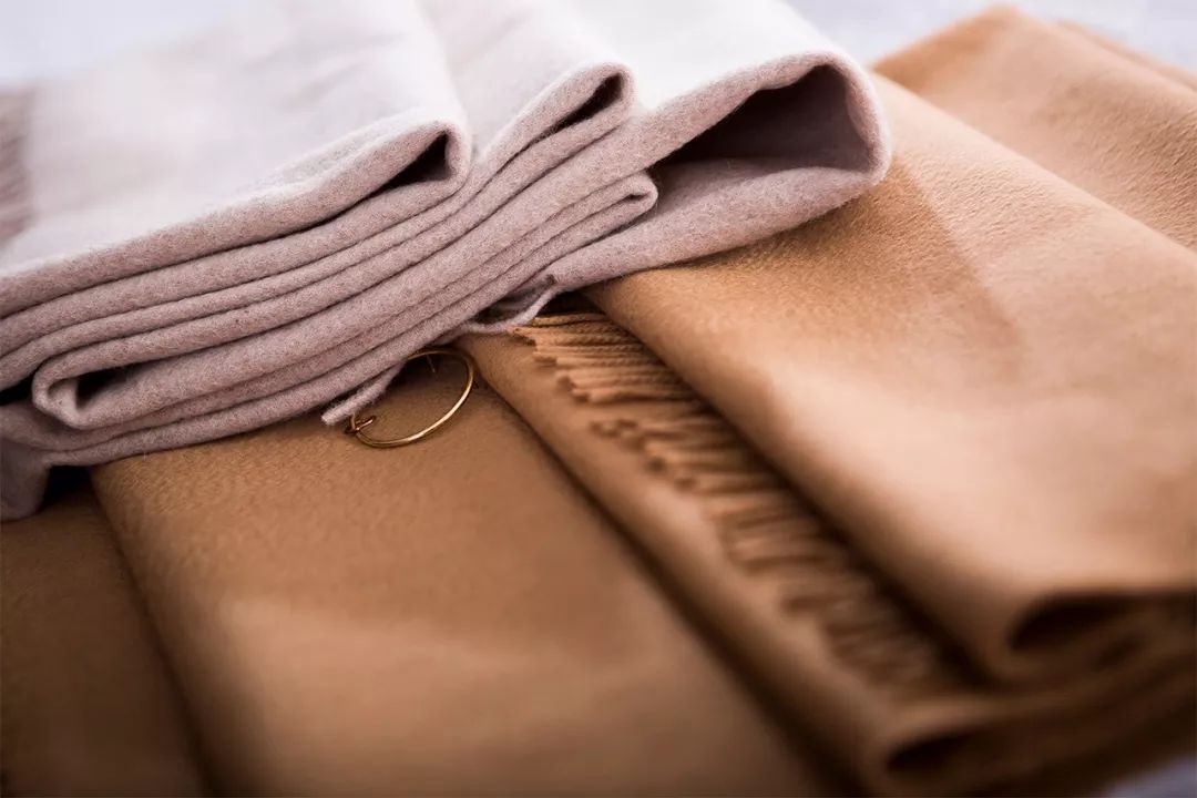 来自海拔1500米的阿尔巴斯白山羊绒围巾—羊绒界的“爱马仕”