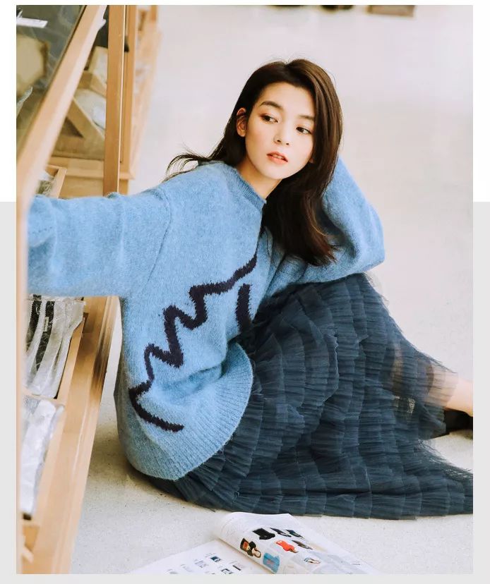 别再穿黑色了，这个颜色今年超流行，百搭时髦还显白显气质