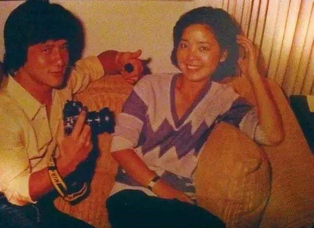 成龙发英文版自传,成龙抛弃小龙女后事业仍风生水起