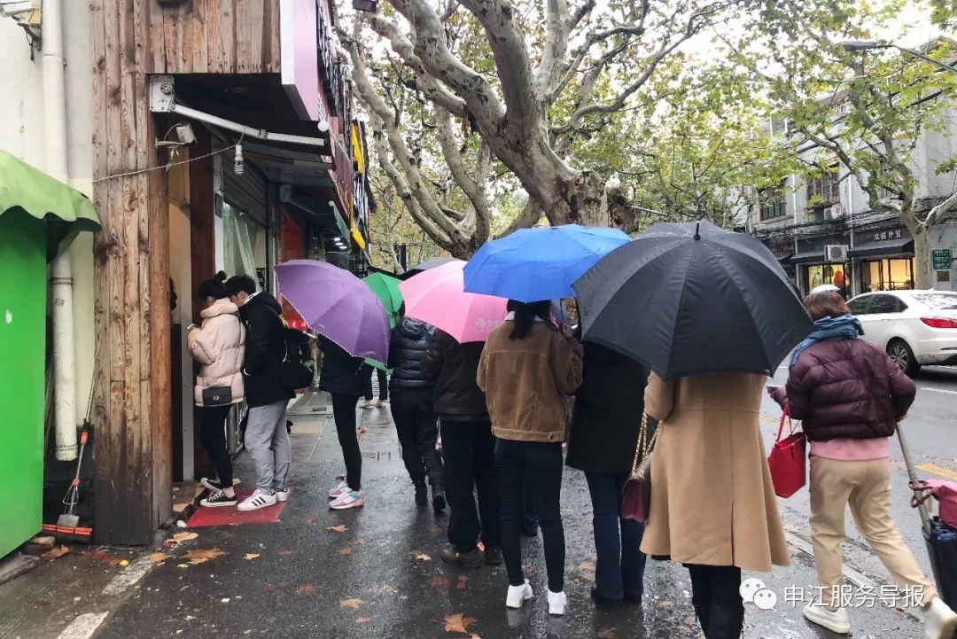 小申亲测｜小申亲测｜雨天也排长队！魔都这家古早味糕点店突然蹿红，口味么……