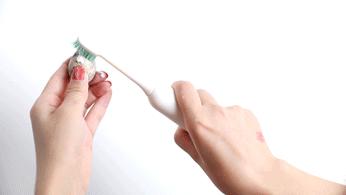 花了1300元做了一个牙冠,花了两万块钱做的牙齿