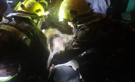 女子带照片扯结婚证被拒绝,女子自带照片扯结婚证被拒