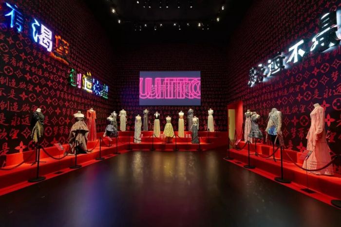 时尚品牌文化与艺术美学,以时尚手法演绎了品牌的经典设计