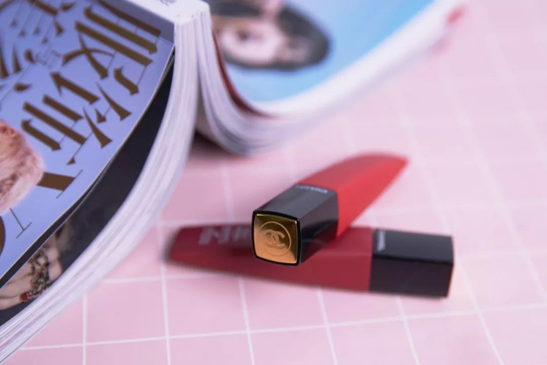 好想尝尝你的口红的味道,不停的舔口红