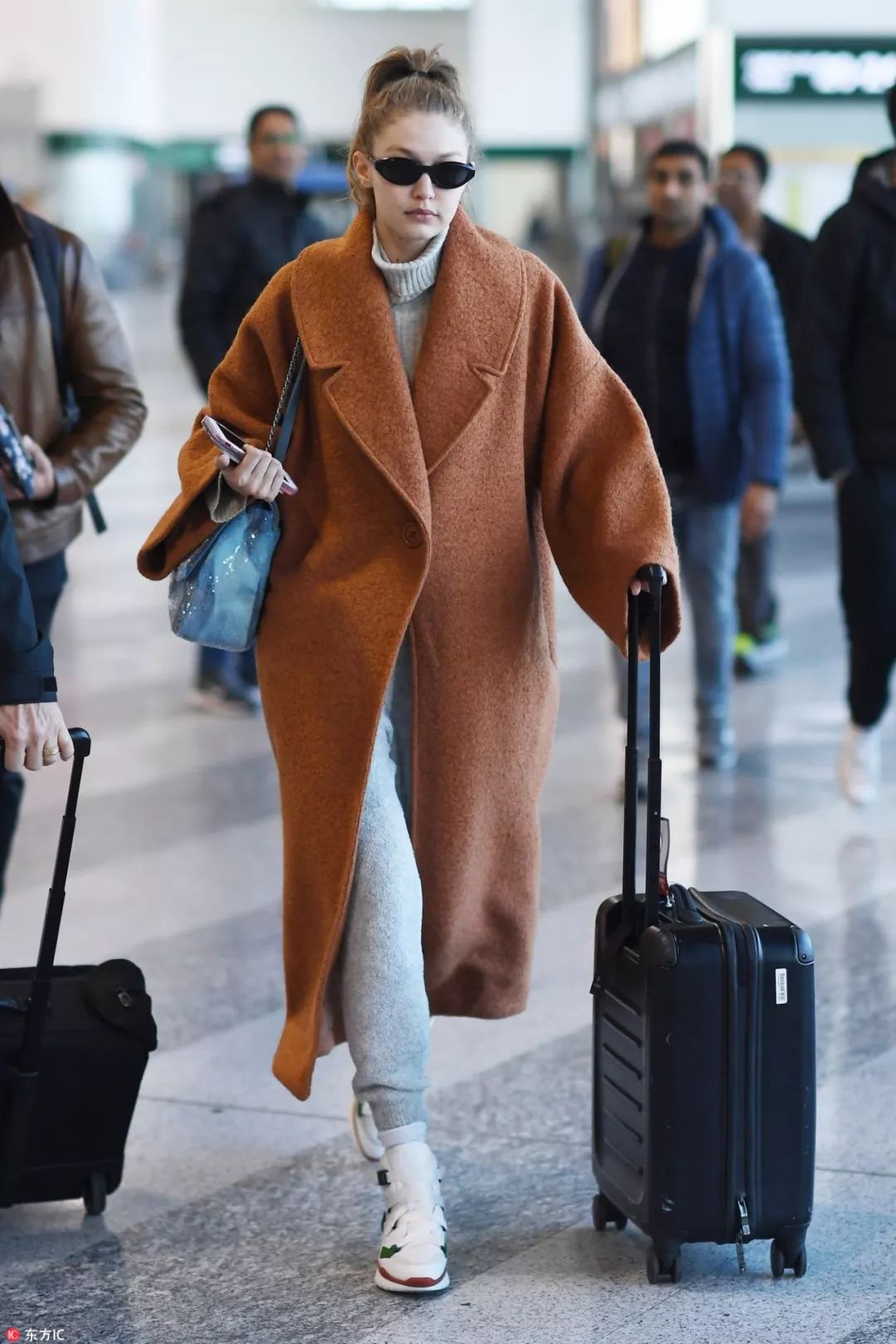 长大衣运动鞋,每次穿长大衣身高不够高跟鞋来凑