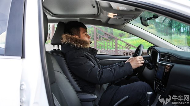 最新款卡罗拉双擎精英版试驾,卡罗拉双擎低速省油还是高速省油