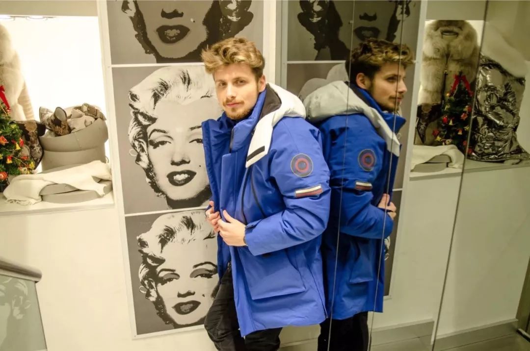 伦敦没羽绒服么？为啥龙妈小雀斑穿波司登？