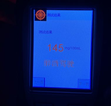 年轻交警半夜查车被质问出示证件,交警回应半夜贴罚单反驳男子