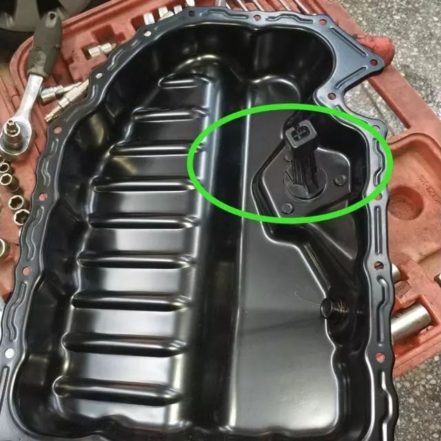 大众迈腾发动机侧边盖漏油,老迈腾发动机漏油怎么办