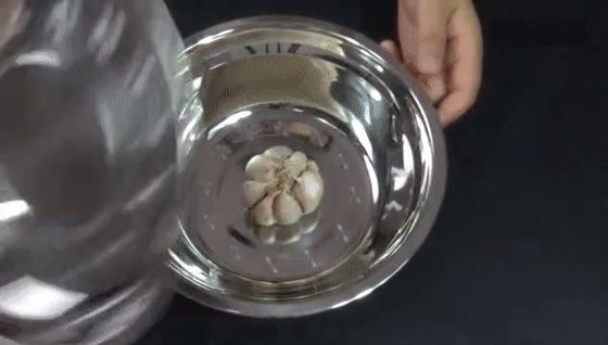 剥蒜器快速去大蒜皮,剥完整大蒜皮妙招视频
