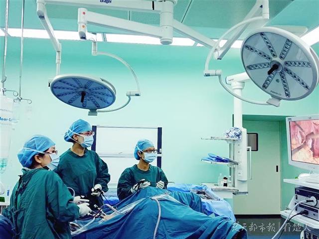 女子腹痛查出宫内宫外同时怀孕,罕见病女性