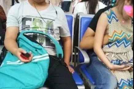 爸爸舌吻女儿，共同洗澡，还说：女儿的身体就是我的身体？！网友炸了！