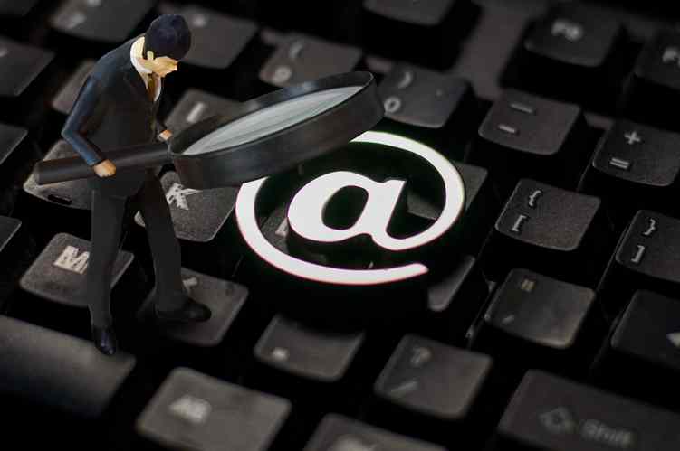 在国外都通过哪些网站“人肉搜索”一个人的信息?