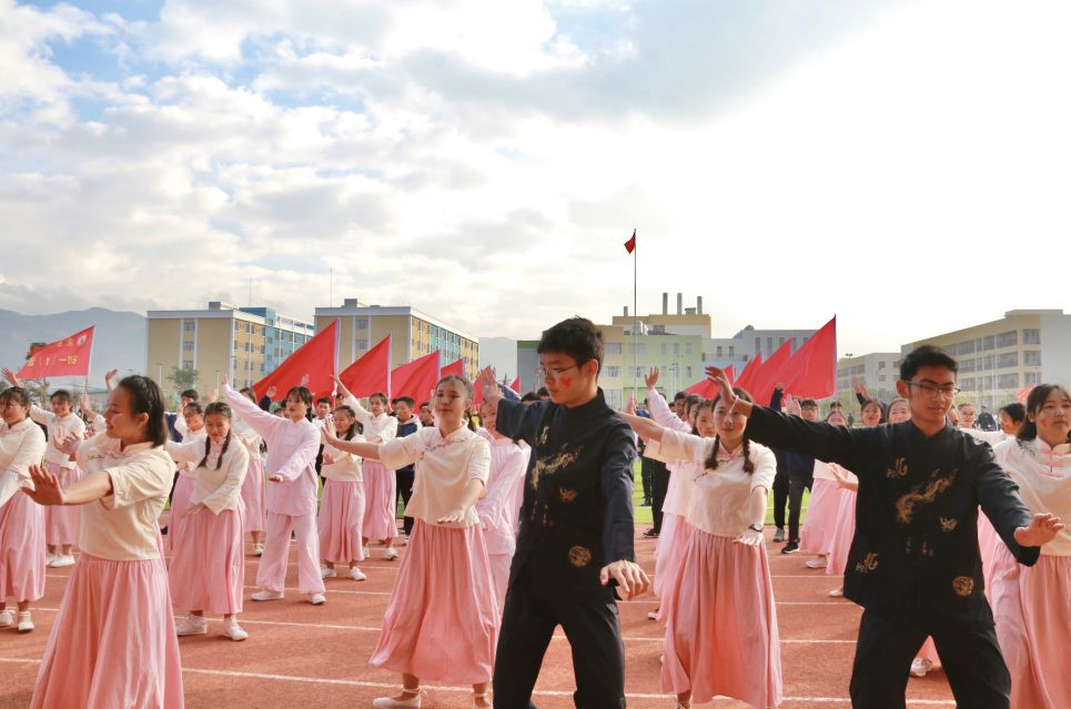 蒙自这里汇聚上千人，放飞上百只鸽子，是发生了什么大事……