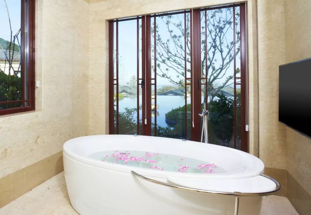 家门口离海最近的酒店，包别墅、吃海鲜畅快过冬，特惠买一送一！