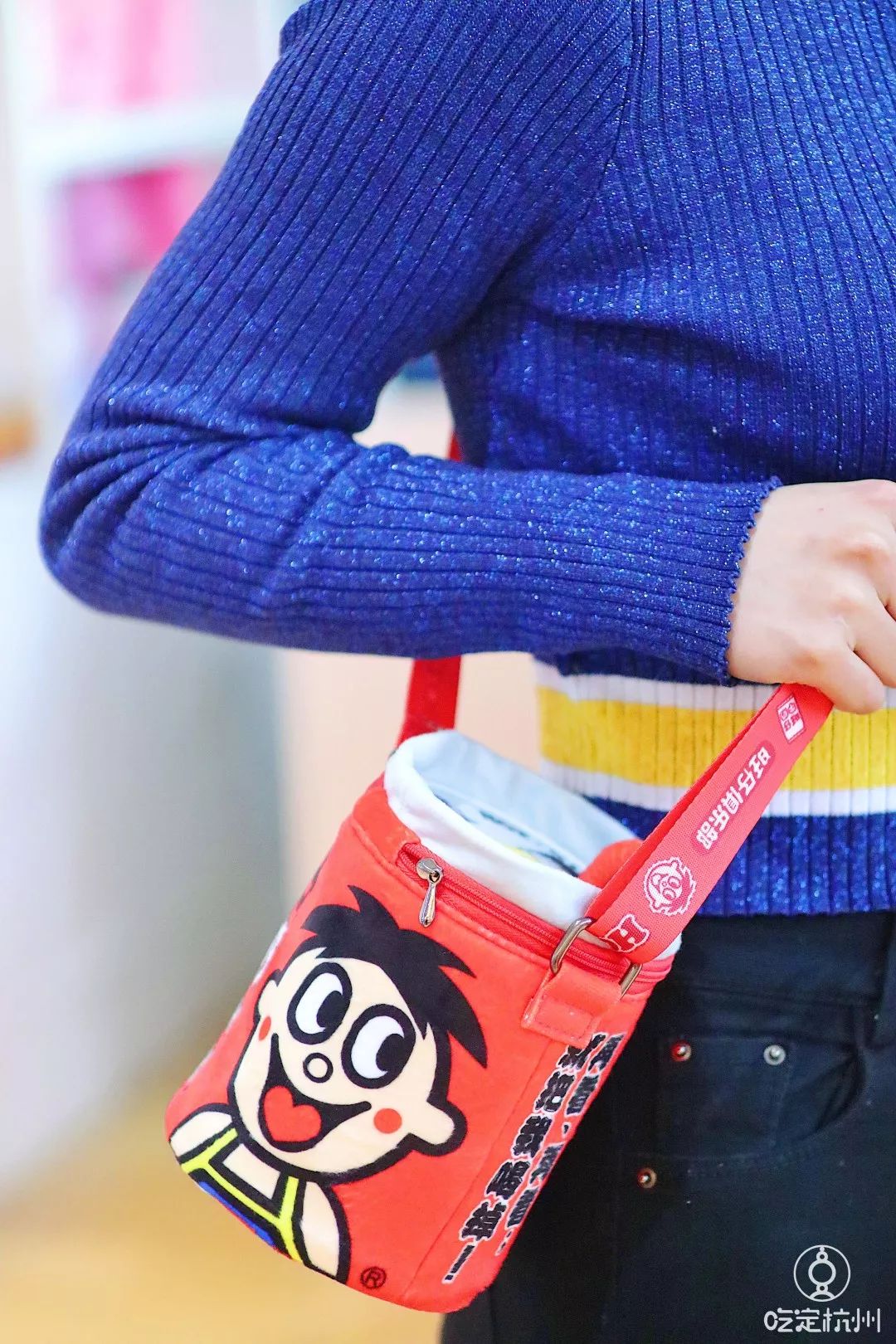 一个杯子100元,一个杯子100块钱