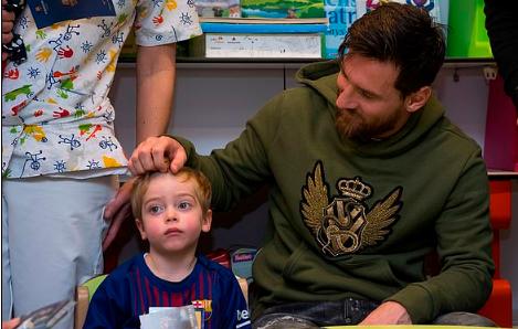 超暖“SM”组合上线！梅西苏亚雷斯造访当地儿童医院