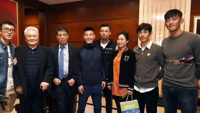 中超冠军上港竟和崇明这么有渊源？让我们为崇明足球代言