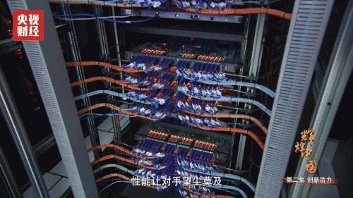 她暗示让我跟她表白,她很主动的跟我表白