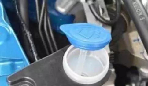 汽车保养防冻液和玻璃水怎么分,保养车的时候玻璃水是不是也换了