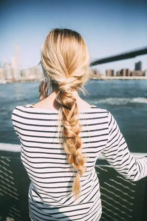 只要两步就能学会的扎发,今夏中性发型女生怎么扎