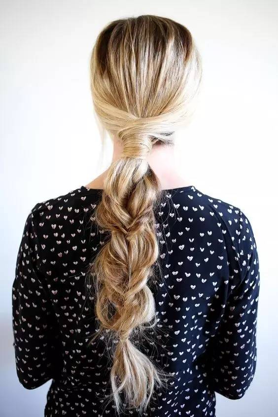 只要两步就能学会的扎发,今夏中性发型女生怎么扎