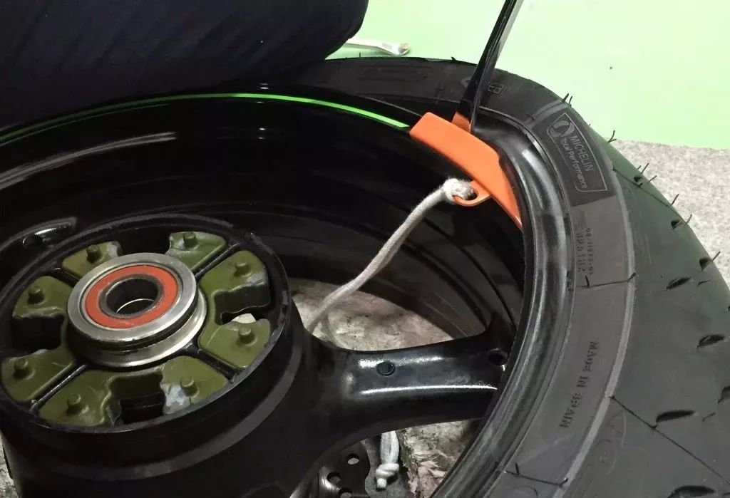 手把手教你换汽车轮胎,30秒教会你正确换轮胎步骤详解