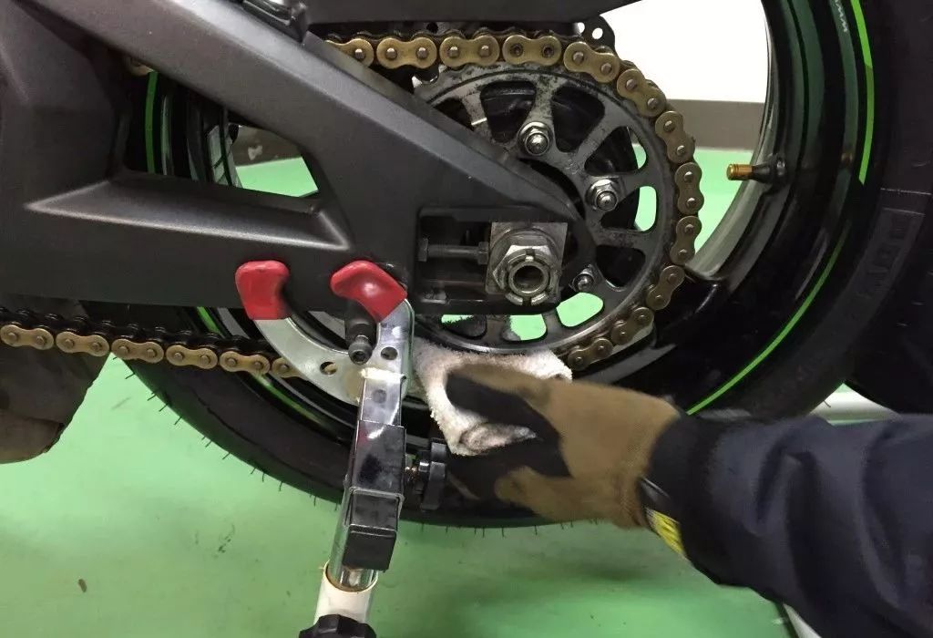 手把手教你换汽车轮胎,30秒教会你正确换轮胎步骤详解