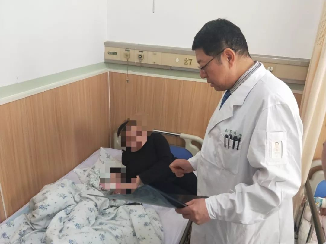 3岁小孩从窗户摔下来,三岁小男孩在窗户边上摔下去