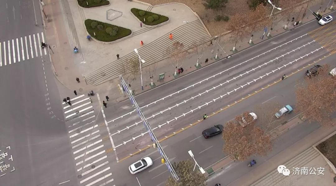 济南又创了个全国第一：舜华路南口现“魔法”车道：三排车道变六排